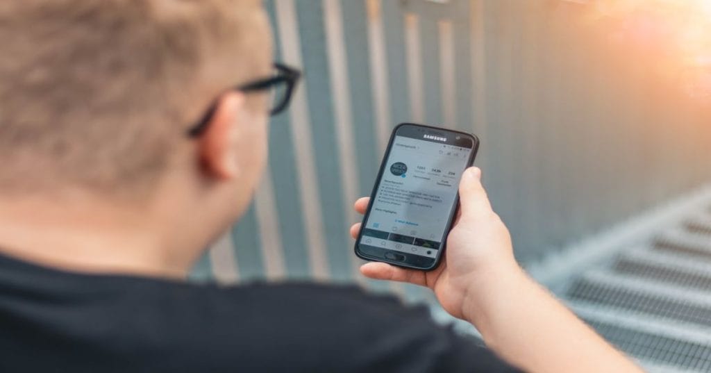 Descubra por que depender de um aplicativo de inteligência artificial de terceiros limita o seu negócio e veja como desenvolver uma solução exclusiva para a sua empresa.