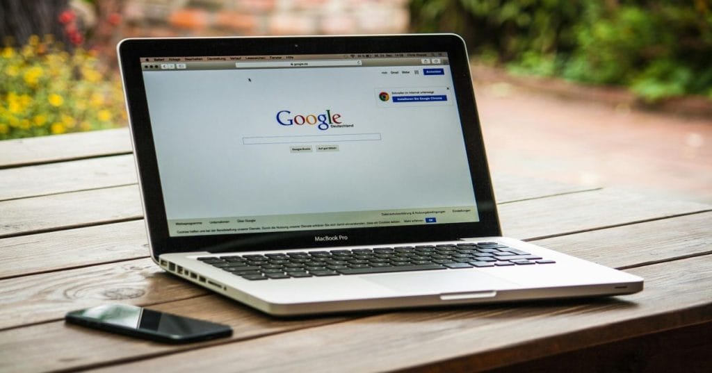 Aprenda a configurar e otimizar campanhas Google Ads Performance Max em sua loja Shopify. Maximize vendas com integração nativa e estratégias eficazes.