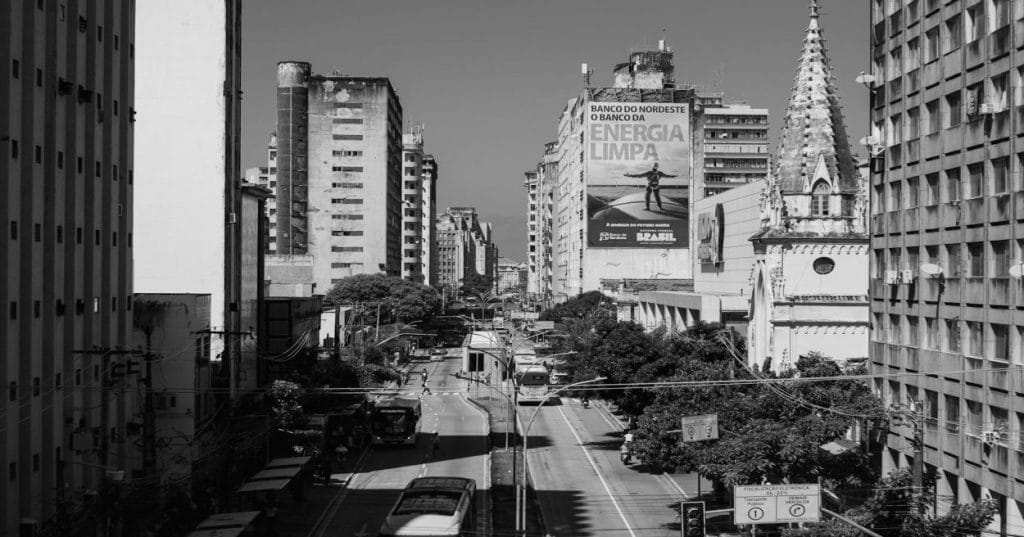 Aprenda a construir um backend minimalista e eficiente com PHP e MySQL para sua aplicação. Explore segurança, performance e arquitetura customizada.