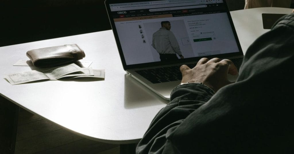 Aprenda a criar lojas virtuais de vestuário modernas e eficientes usando o poder do WordPress e WooCommerce. Descubra plugins essenciais e dicas de customização.