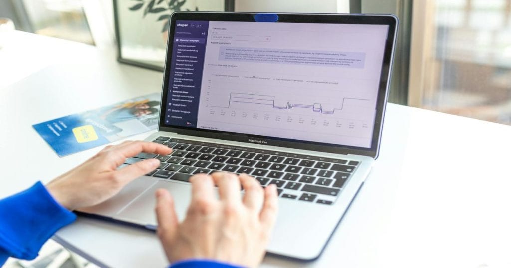 Aprenda a otimizar sua loja Shopify para campanhas de Meta Ads. Maximize vendas de produtos físicos com estratégias de programação e apps Shopify.