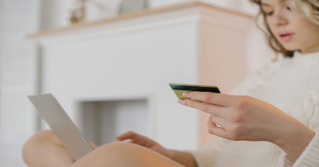 Aprenda a construir um e-commerce mobile-first para clones de cânhamo e sementes com WordPress e WooCommerce. Descubra soluções para conformidade, produtos complexos e performance.