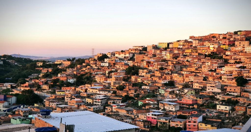 Aprenda sobre arquitetura robusta, segurança e performance em aplicações PHP e MySQL. Descubra boas práticas para desenvolvimento web escalável e confiável.