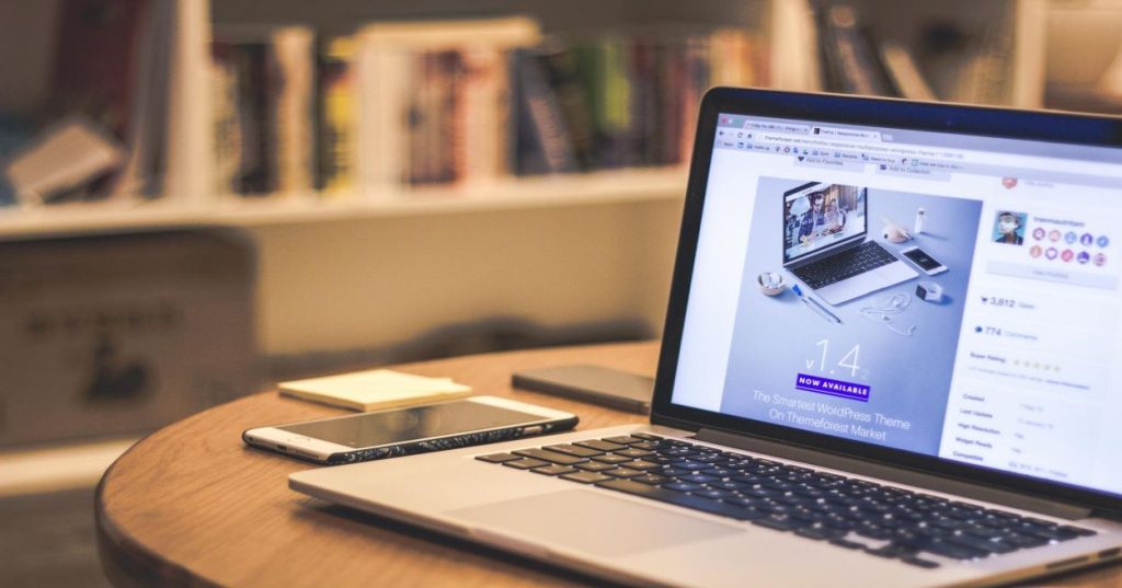 Explore o desenvolvimento de e-commerce profissional com WordPress e WooCommerce. Saiba como plugins e um fluxo inteligente constroem uma loja online de alta performance.