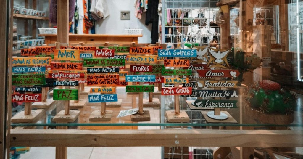Aprenda a espelhar sua loja Big Cartel no Shopify. Guia completo para migrar design, catálogo e fulfillment usando recursos e apps exclusivos do ecossistema Shopify. Otimize sua operação.