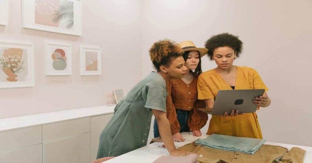 Descubra como implementar uma loja virtual WooCommerce completa e customizada, utilizando plugins, temas e otimizações para um e-commerce de sucesso.