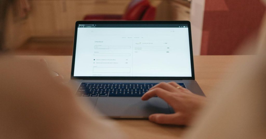 Aprenda como configurar uma loja WooCommerce para produtos físicos de forma eficiente, utilizando as melhores práticas e plugins do ecossistema WordPress para garantir uma experiência de compra sem atritos.