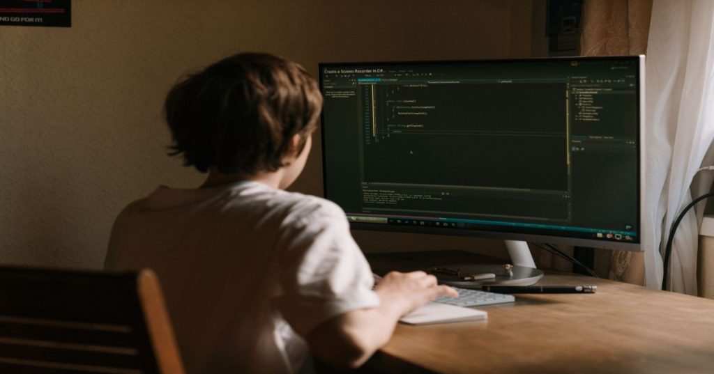Descubra como estruturar uma arquitetura robusta em PHP e MySQL para processar grandes volumes de dados de APIs externas sem comprometer a performance.