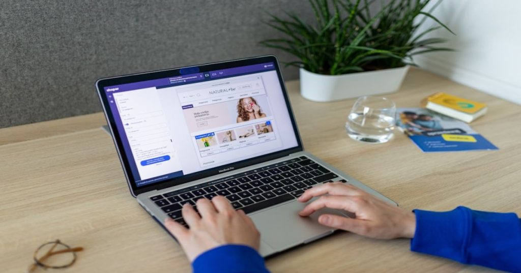 Descubra como integrar e sincronizar o estoque do seu ERP com o Shopify usando APIs e Webhooks nativos para evitar furos de estoque em sua loja.