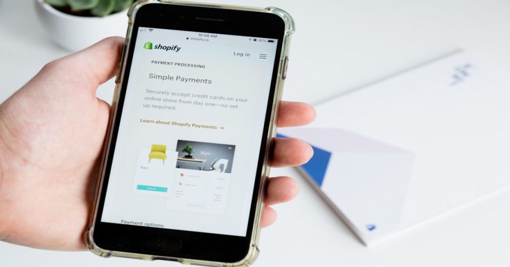 Aprenda a estruturar a sincronização de estoque multi-CD no Shopify usando APIs GraphQL e integrando depósitos de forma nativa e eficiente.