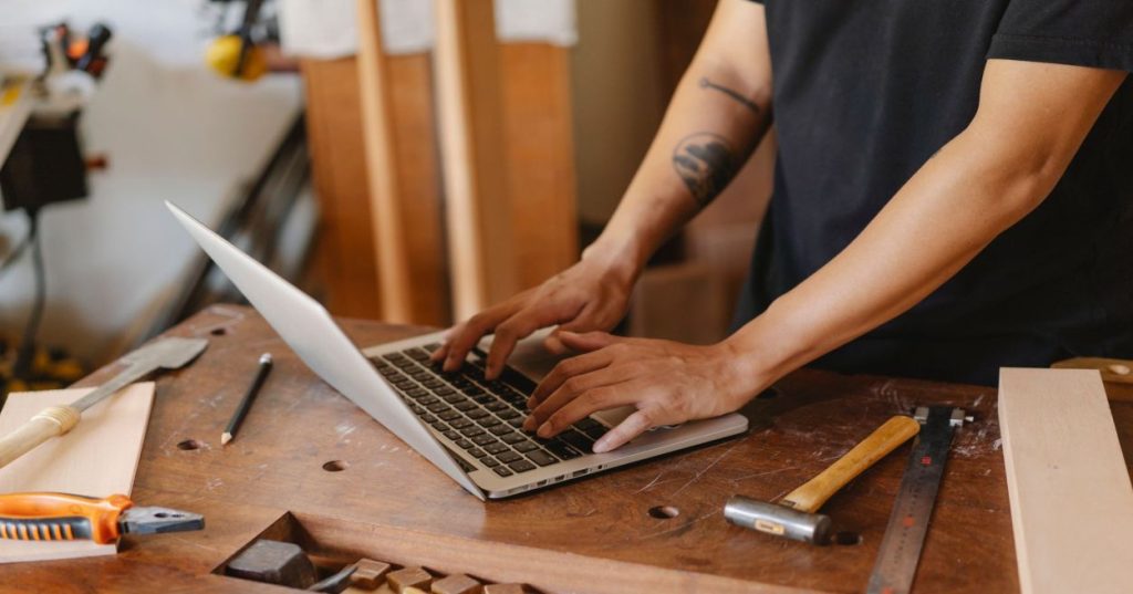 Aprenda a automatizar a sincronização de estoque no WooCommerce usando a API REST nativa e evite erros de inventário que prejudicam suas vendas.