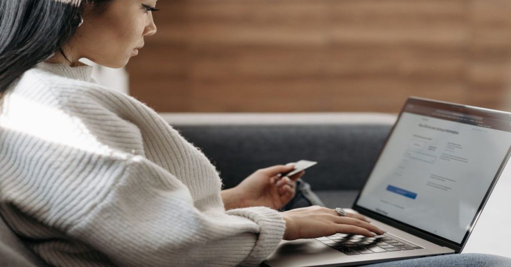 Aprenda a implementar a validação automática de CNPJ no checkout do WooCommerce usando ganchos nativos e melhore o faturamento do seu e-commerce B2B.