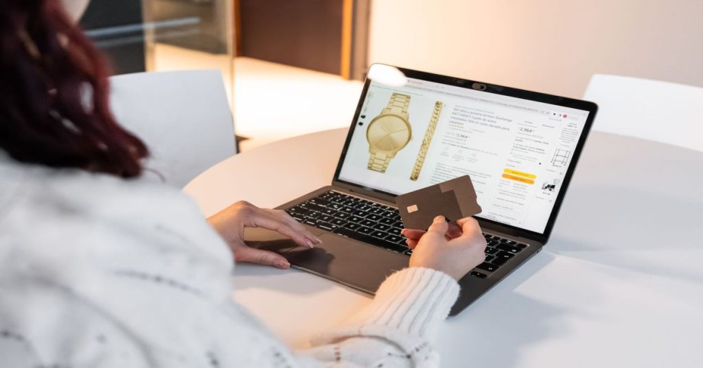 Descubra como sincronizar o estoque de múltiplas lojas no WooCommerce utilizando APIs, Webhooks e filas de processamento assíncrono para evitar furos de vendas.